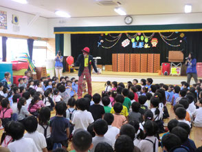 ピエロのほっほさんが幼稚園、保育園に出演。ショーの様子