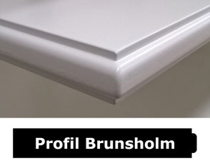 Markante und klassische weiße Holzfensterbank aus MDF, sehr stilvoll und auch für moderne Einrichtungen oft ausgewählt; sein Ursprung ist tatsächlich älter, hat aber seine Überzeugungskraft behalten.