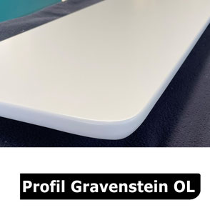 Diese Holzfensterbank aus astfreier Kiefer hat ein Profil mit leicht geschwungener, verzierter Form – besonders geeignet zu weißen, lackierten Oberflächen und im Landhausstil