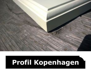 Eine weiße Holzfensterbank aus astfreier Kiefer mit einem weiteren spezifischem Profil, das ein skandinavisches, klares Design hat, welches durch seine Schlichtheit und Funktionalität besticht - unser Bestseller