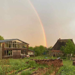 Semnarhaus Stresdorf mit Regenbogen und Garten