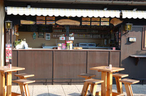 Open Air. Thekenbereich in unserem Gasthaus. Hier schenkt der Wirt kühle Getränke aus.