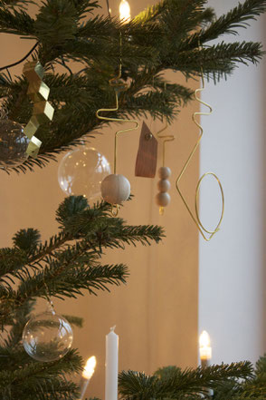 dieartigeBLOG - Weihnachten, Weihnachtsbaumschmuck, Christbaumschmuck, Gold, Holz, Holzkugeln, Glaskugeln, DIY, modern, natürlich, minimalistisch