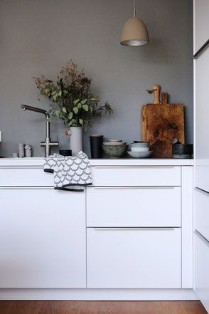 dieartige - Weiße Küche // graue Wand + Holzboden