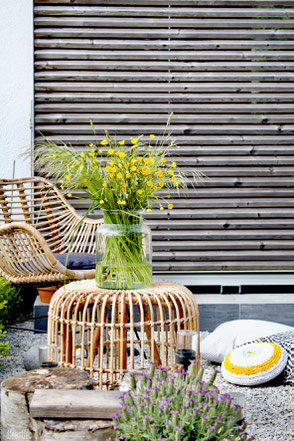 dieartige // Design Studio - Kies-Terrasse im Sommerlook, Rattan, gelb