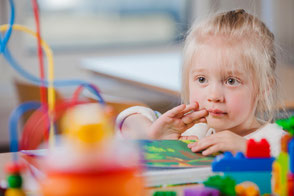 Spielendes Kleinkind in Kita München.