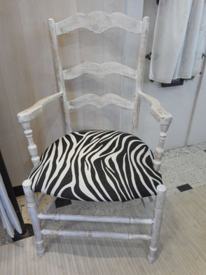 Fauteuil Paillé bois lasuré en blanc et recouvert d'un tissu motif Zèbre noir et blanc