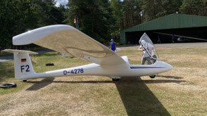 ASK23 steht vor Halle 1, Pilot bereitet sich zum einsteigen vor