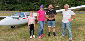 Martin steht mit Fluglehrern (Kathrin & Thomas) vor Schulungsflugzeug ASK21