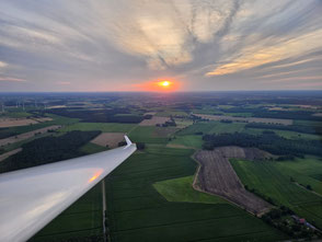 Sonnenuntergang über Ummern aus Sicht der Pilotin