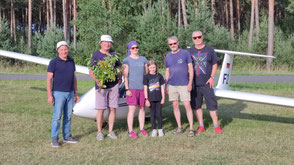 Peter steht mit Fluglehrern (Thomas, Kathrin, Bernd & Lothar) vor Schulungsflugzeug ASK23