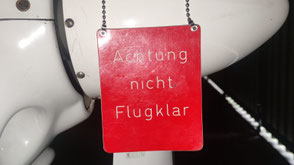 Motorsegler Dimona ist nicht flugklar und trägt einen entsprechenden Hinweis