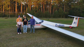 Matteo steht mit Fluglehrern (Kathrin & Thomas) vor Schulungsflugzeug ASK21