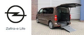 Brauner, rollstuhlgerechter Zafira-e Life der Marke Opel mit Heckausschnitt und EasyFlex Rampe.