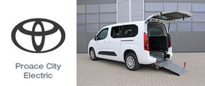 Weißer, rollstuhlgerechter Proace City Electric der Marke Toyota mit Heckausschnitt und EasyFlex Rampe.