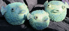 Kugelfisch Kreamikfiguren in leuchtend türkiser Farbe, ansprechend freundliche Gesichter, Keramik fuer den Aussenbereich