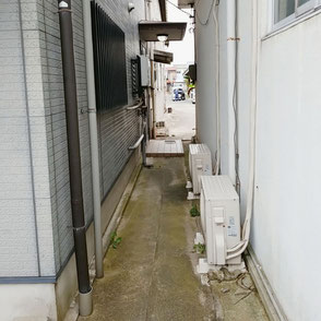 八尾市女性専用顔そり専門店Barberはなちゃん看板の路地を入ります