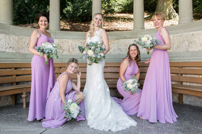 Brautjungfern haben Spass am Tag der Hochzeit 