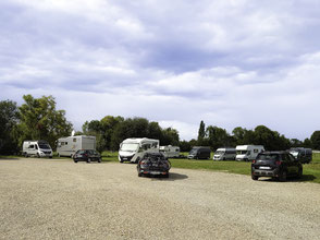 Bild: Stellplatz für Wohnmobile bei der Abbaye de Jumièges 