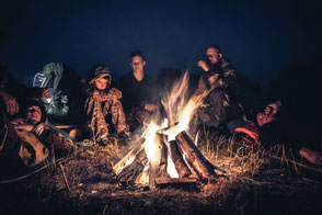 Gemeinschaftliches Lagerfeuer-Erlebnis bei einer Vater-Sohn-Reise