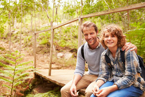 Vater und Sohn sind glücklich gemeinsam auf einer Vater&Sohn Reise