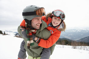 Skifahren für Vater und Sohn, Urlaub mit Kind, Skiurlaub, Kitzbühel im Winter