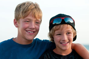 Ein glücklicher Junge im Mutter und Sohn Urlaub