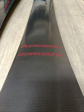 détail de la décoration du mat du foil aeromod V3, avec carbone apparent, déco sans les bandes de peintre, sérigraphies des lettres rouge cerise