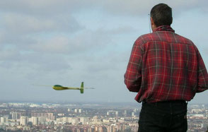 Alexis Marechal pilote un planeur Coquillaj Aeromod jaune et vert à Pech David face à Toulouse