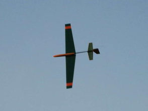 prototype du planeur coquillaj Aeromod orange et vert, en vol, côté intrados