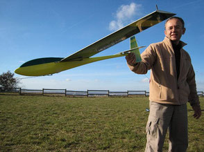 un homme tient un planeur coquillaj Aeromod par la queue, pour un lancement à la catapulte