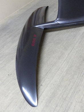 aile 686 R du foil aeromod V3 montée sur le mat, carbone apparent, déco sans les bandes de peintre, sérigraphies des lettres rouge cerise