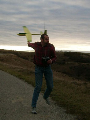 Alexis Marechal lance un planeur Coquillaj Aeromod jaune et vert par le saumon