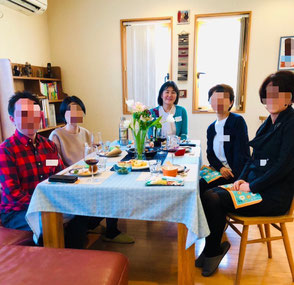 神奈川県平塚市にある永井ピアノ教室で行われた新年会、生徒さんたちが楽しそうに交流会を深めている写真