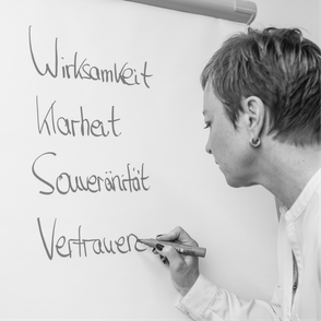 Coach Simone Thomßen am Flipchart: Workshop Führung und Zusammenarbeit