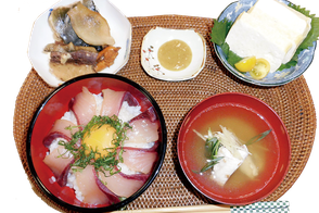 三崎地区の郷土料理・魚の漬け丼、魚のあら汁、つと豆腐、みがらし