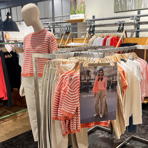Farbtrends 2025: Kombination aus Mandarinenorange, Mokka, Hellblau, Beige und Sandtönen – typgerechte Styling-Tipps und Trendfarben zum Umsetzen im neuen Blog von Juliane Sumaj