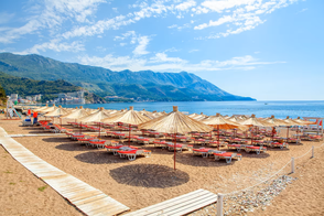 Szeroka plaża w Bečići w Czarnogórze w pobliżu obiektu.