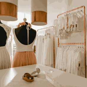 Miete dein Brautkleid - Designerin für nachhaltige Brautmode bei elementar Brautmode –  der Kopf hinter den individuellen Hochzeitskleidern - nachhaltige Brautkleider, schlicht mit einem Hauch von Vintage und Boho  -  liebevoll in Deutschland angefertigt