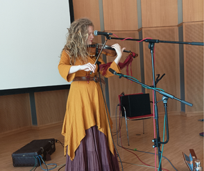  Pernilla Kannapinn spielt Geige beim Abschlußkonzert der EinsSein Messe