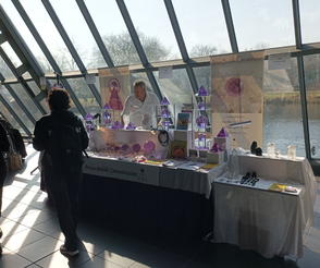 Messestand auf der Wohlfühlmesse mit lila Kugeln