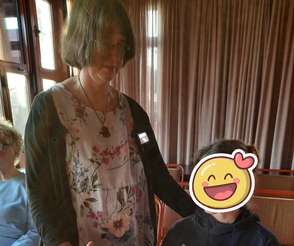 Geistheilerin Ina Paulus legt einer Teilnehmerin während einer Healingsession eine Hand auf den Rücken im Rahmen der Naturheiltage