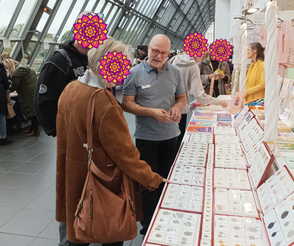 Messestand von Peter Schütz mit Schmuck, Lebensblumen und mehr