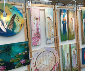 Messestand der Esotherikmesse mit Bildern und Lebensblume