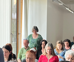 Ina Paulus bei einer Healingsessen mit vielen Teilnehmern