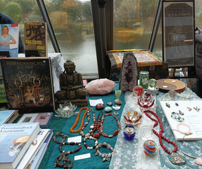Messestand auf der Wohlfühlmesse mit Schmuck und Ametystgeode