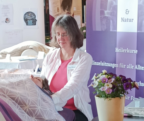 Geistheilerin Ina Paulus legt im Rahmen einer Einzelsitzung bei den Naturheiltagen einer Klientin die Hände auf die Schultern