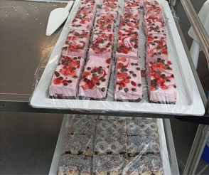 Kuchen auf einem Teewagen beim Esotheriktag in Gelsenkirchen