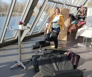 Ina Paulus umgeben von Taschen für den Standaufbau im Wissenschaftspark Wohlfühlmesse