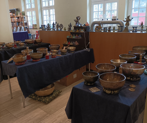 Messestand mit vielen Klangschalen auf der EinsSein Messe